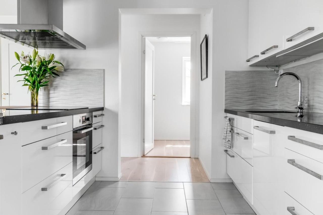 Elegant Home With Stunning Sea View And Garden ストックホルム エクステリア 写真