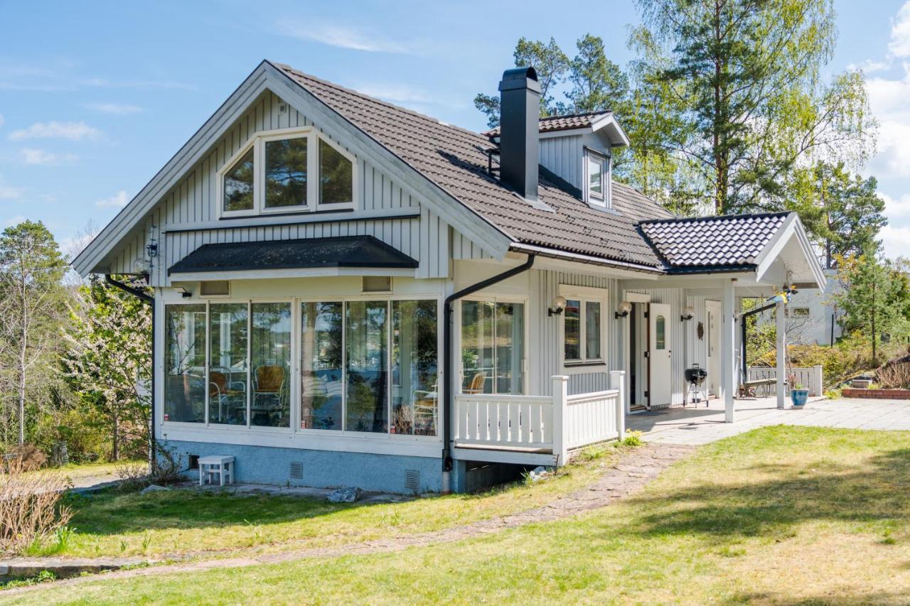 Elegant Home With Stunning Sea View And Garden ストックホルム エクステリア 写真